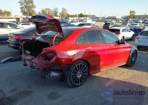 2018 Mercedes-Benz C 300 z USA, uszkodzony, nr VIN 55SWF4JB7JU276810
